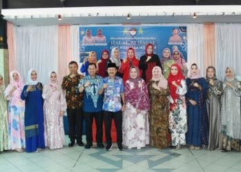 Sekretaris Daerah Provinsi Sumatera Utara (Sumut) Arief S Trinugroho bersama Ketua Dharma Wanita Persatuan (DWP) Sumut Dian Arief S Trinugroho, Sekretaris DPRD Sumut Zulkifli, serta Kepala BPKAD Ismael Sinaga, menghadiri Halalbihalal DWP Sumut di Aula Medan Club Jalan RA Kartini, Medan, Kamis (04/05). (Diskominfo)