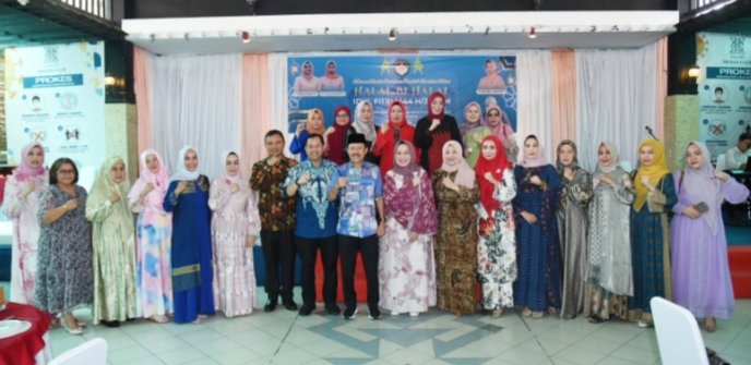 Sekretaris Daerah Provinsi Sumatera Utara (Sumut) Arief S Trinugroho bersama Ketua Dharma Wanita Persatuan (DWP) Sumut Dian Arief S Trinugroho, Sekretaris DPRD Sumut Zulkifli, serta Kepala BPKAD Ismael Sinaga, menghadiri Halalbihalal DWP Sumut di Aula Medan Club Jalan RA Kartini, Medan, Kamis (04/05). (Diskominfo)