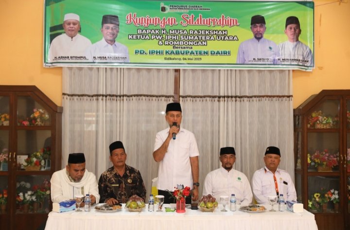 Wakil Gubernur (Wagub) Sumatera Utara (Sumut) Musa Rajekshah menghadiri acara silaturahmi dengan Pengurus Ikatan Persaudaraan Haji Indonesia (IPHI) Kabupaten Dairi dan Pakpak Bharat, di kediaman Ketua IPHI Dairi Satino di Sidikalang, Kamis (4/5).  (DISKOMINFO SUMUT)

Wakil Gubernur (Wagub) Sumatera Utara (Sumut) Musa Rajekshah menghadiri acara silaturahmi dengan Pengurus Ikatan Persaudaraan Haji Indonesia (IPHI) Kabupaten Dairi dan Pakpak Bharat, di kediaman Ketua IPHI Dairi Satino di Sidikalang, Kamis (4/5).  (DISKOMINFO SUMUT)