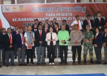 Ketua Tim Penggerak PKK Taput Satika Simamora,SE,MM saat berfoto bersama dengan pembina Karate Antar Dojo se Tapanuli Raya di gedung Serba Guna Tarutung, Jumat (05/05/2023). (IST)
