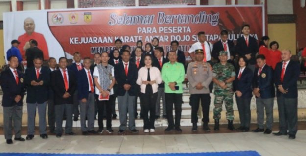 Ketua Tim Penggerak PKK Taput Satika Simamora,SE,MM saat berfoto bersama dengan pembina Karate Antar Dojo se Tapanuli Raya di gedung Serba Guna Tarutung, Jumat (05/05/2023). (IST)