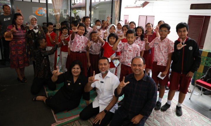 Usai menghadiri peresmian Perpustakaan Raja Naga Jambe di Kabupaten Dairi, Wakil Gubernur (Wagub) Sumatera Utara (Sumut) Musa Rajekshah menyempatkn diri mengunjungi Pojok Baca Taman Kota Kabanjahe, di Jambur Dekranasda, Komplek Kantor Camat Kabanjahe, Jalan Veteran Kabanjahe, Kamis (4/5). (DISKOMINFO SUMUT)
