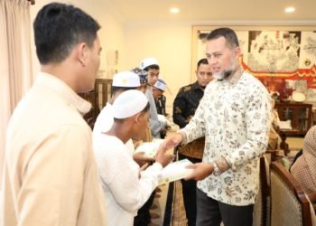 Wakil Gubernur (Wagub) Sumatera Utara (Sumut) Musa Rajekshah  menerima kedatangan delapan calon santri Rumah Hadist  Madrasah Al-Fajar (Ruhama Al-Fajar) beserta orangtuanya di Rumah Dinas Wagub, Jalan Teuku Daud, Medan, Sabtu (6/5). (DISKOMINFO SUMUT)