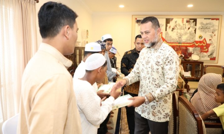 Wakil Gubernur (Wagub) Sumatera Utara (Sumut) Musa Rajekshah  menerima kedatangan delapan calon santri Rumah Hadist  Madrasah Al-Fajar (Ruhama Al-Fajar) beserta orangtuanya di Rumah Dinas Wagub, Jalan Teuku Daud, Medan, Sabtu (6/5). (DISKOMINFO SUMUT)