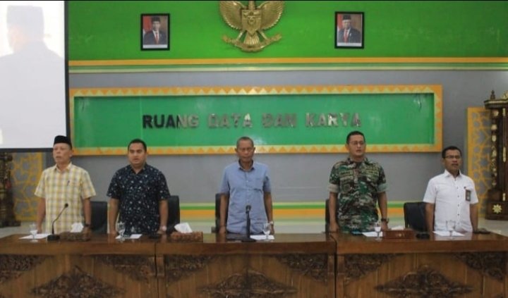 Bupati Tapael Dolly pada rapat koordinasi antara Pemkab Tapsel dengan PT Surveyor Indonesia, KJPP Dasa'at, Yudistira dan Rekan, membahas proyek Survey ROW PLTA Batang Toru, di JW Marriot Hotel, Medan. (IST)