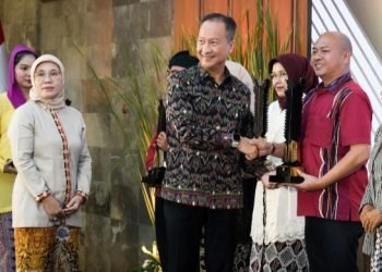 Menteri Perindustrian Agus Gumiwang saat menyerahkan penghargaan Upakarti kepada Satika Simamora (Ketua Dekranasda Taput) yang diterima Bupati Nikson Nababan. (IST)