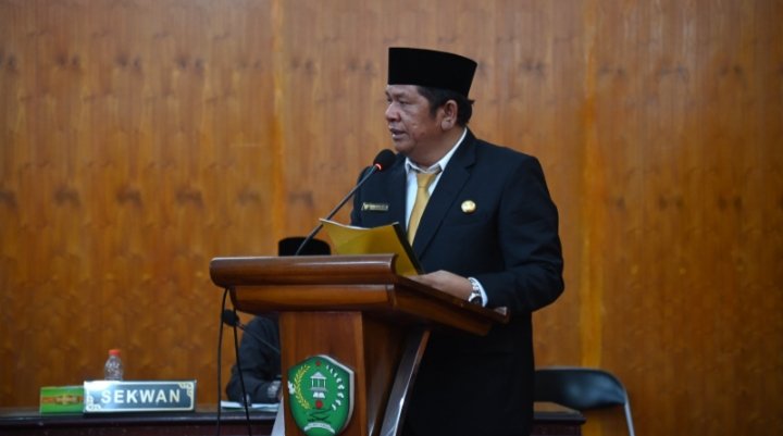 Wali Kota Padangsidempuan Irsan Nasution, menyampaikan, LKPJ Tahun Anggaran 2022 dan Rancangan Peraturan Daerah Tentang Pengelolaan Keuangan Daerah pada rapat Paripurna DPRD Padangsidempuan, Selasa (9/5). (IST)

Wali Kota Padangsidempuan Irsan Nasution, menyampaikan, LKPJ Tahun Anggaran 2022 dan Rancangan Peraturan Daerah Tentang Pengelolaan Keuangan Daerah pada rapat Paripurna DPRD Padangsidempuan, Selasa (9/5). (IST)



Wali Kota Padangsidempuan Irsan Nasution, menyampaikan, LKPJ Tahun Anggaran 2022 dan Rancangan Peraturan Daerah Tentang Pengelolaan Keuangan Daerah pada rapat Paripurna DPRD Padangsidempuan, Selasa (9/5). (IST)