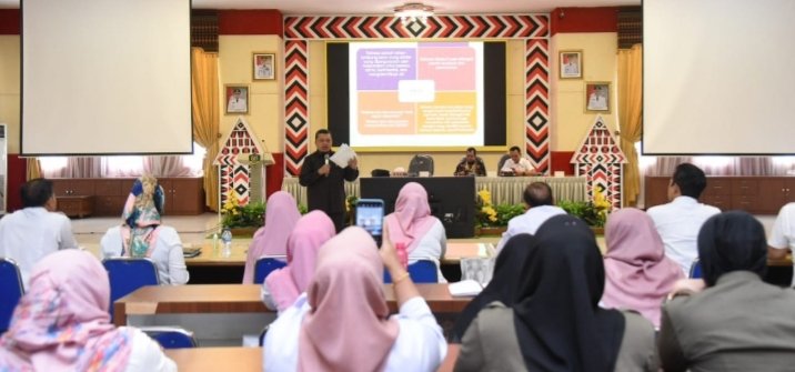 Bupati Tapsel H. Dolly Pasaribu mengajak para PNS dan Non PNS di Lingkungan Pemerintah Kabupaten Tapsel untuk selalu menerapkan Bahasa Indonesia namun jangan melupakan Bahasa Daerah. (IST)