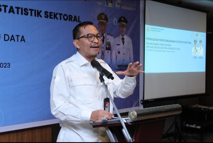 Kepala Dinas Komunikasi dan Informatika (Kominfo) Provinsi Sumatera Utara (Sumut) Ilyas Sitorus  membuka kegiatan Pemutakhiran Usulan Daftar Data Pra Forum Satu Data di Lingkungan Pemprov Sumut di Ruang Jamin Ginting Le Polonia Hotel & Convention, Jalan Sudirman Nomor 14 Medan, Kamis (11/5). (DISKOMINFO SUMUT)