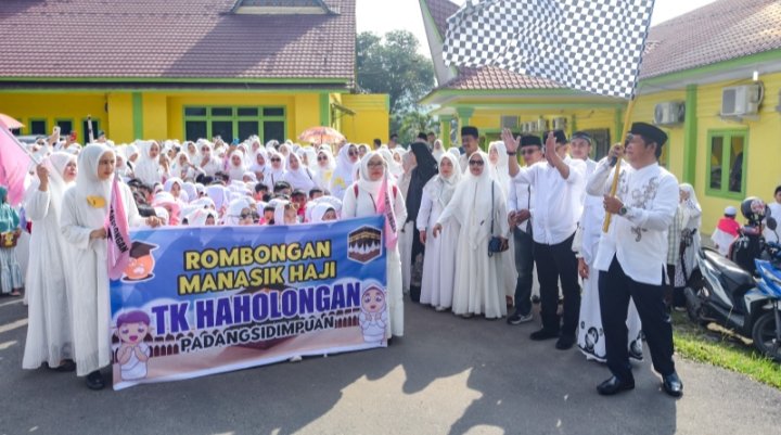 Wali Kota Padangsidempuan Irsan Nasution, melepas peserta Manasik Haji Akbar tingkat Pendidikan Anak Usia Dini (PAUD) dan Taman Kanak-kanak (TK) di Halaman Kantor Wali Kota (13/5). (IST)