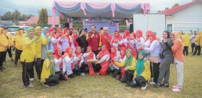 Wali Koa Padangsidempuan Irsan Nasution foto bersama dengan peserta lomba senam prolanis. (IST)