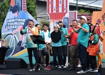 Sekretaris Daerah Provinsi Sumut Arief S Trinugroho melepas ratusan peserta sekaligus mengikuti Bike Week North Sumatera Heritage Toursim 2023 yang diselenggarakan di Halaman Parkir Ex Medan Club, Jalan R. A. Kartini, Medan, Minggu (14/5/2023). (Diskominfo)
