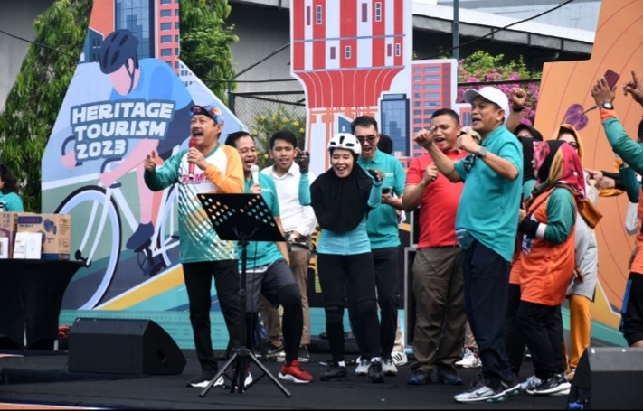 Sekretaris Daerah Provinsi Sumut Arief S Trinugroho melepas ratusan peserta sekaligus mengikuti Bike Week North Sumatera Heritage Toursim 2023 yang diselenggarakan di Halaman Parkir Ex Medan Club, Jalan R. A. Kartini, Medan, Minggu (14/5/2023). (Diskominfo)