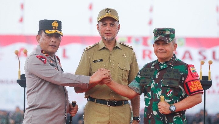 Wakil Gubernur Sumut Musa Rajekshah memimpin Apel Gelar Pasukan Pengamanan Hari Ulang Tahun (HUT) ke-42 Dewan Kerajinan Nasional (Dekranas) dan Hari Kesatuan Gerak (HKG) PKK ke-51, serta Pengamanan VVIP Kunjungan Ibu Negara dan Ibu Wapres RI di Sumatera Utara (Sumut), di Lapangan Apron Charlie Lanud Soewondo, Senin (15/5).  (DISKOMINFO SUMUT)