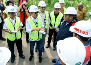 Sekdaprov Sumut, Arief S. Trinugroho bersama Kepala OPD Provinsi Sumut terkait saat meninjau progress proyek perbaikan jalan Provinsi di Wilayah Pematangsiantar dan Kabupaten Simalungun, Senin (15/5/2023).  (Diskominfo Sumut)