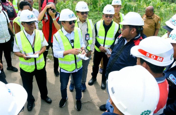 Sekdaprov Sumut, Arief S. Trinugroho bersama Kepala OPD Provinsi Sumut terkait saat meninjau progress proyek perbaikan jalan Provinsi di Wilayah Pematangsiantar dan Kabupaten Simalungun, Senin (15/5/2023).  (Diskominfo Sumut)
