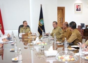 Wakil Gubernur (Wagub) Sumatera Utara (Sumut) Musa Rajekshah menerima kunjungan Executive Vice President (EVP) Divisi Operasi dan Pemeliharaan Jalan Tol (OPT) PT Hutama Karya Dwi Aryono Bayuaji  di Kantor Gubernur Sumut, Jalan Diponegoro, Medan, Senin (15/5). (DISKOMINFO SUMUT)