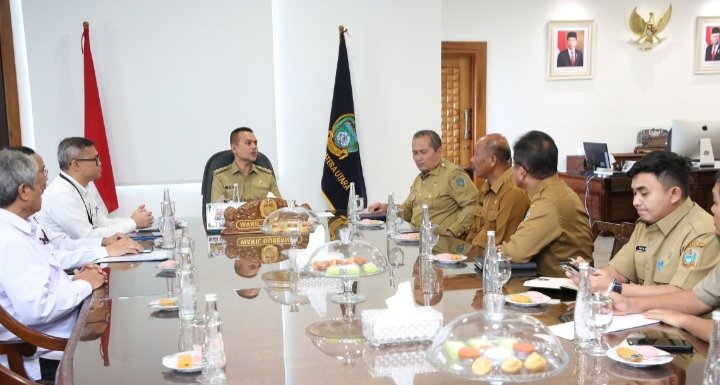 Wakil Gubernur (Wagub) Sumatera Utara (Sumut) Musa Rajekshah menerima kunjungan Executive Vice President (EVP) Divisi Operasi dan Pemeliharaan Jalan Tol (OPT) PT Hutama Karya Dwi Aryono Bayuaji  di Kantor Gubernur Sumut, Jalan Diponegoro, Medan, Senin (15/5). (DISKOMINFO SUMUT)