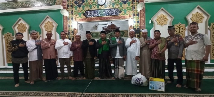 Personil Polres Labuhanbatu saat suling di Masjid Baitul Muhsini Rantauprapat. (IST)