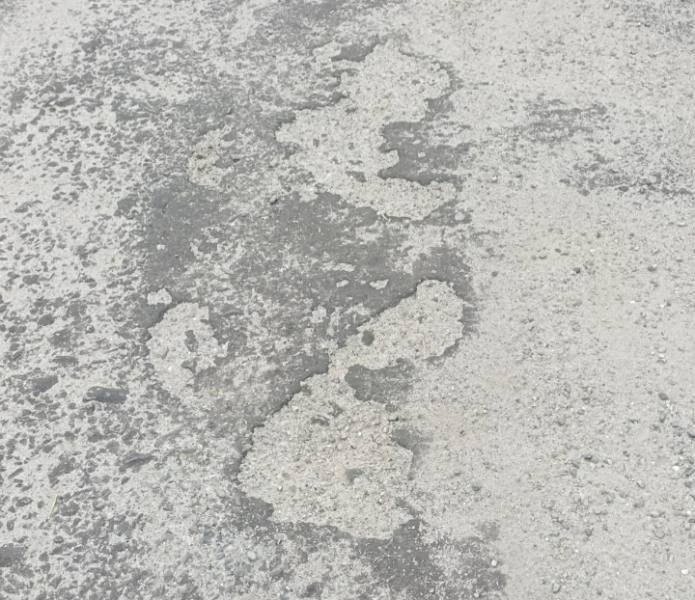 Kondisi jalan menuju Pantai Pasifik Desa Patane 4 Kecamatan Porsea yang sudah terkelupas. (IST)