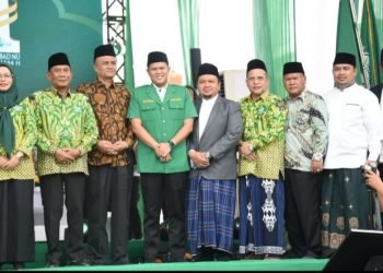 Bupati Tapsel Dolly Pasaribu fhoto bersama dengan peserta tasyakuran satu abad Nahdlatul Ulama (NU) dan silaturahim akbar warga dan kader NU se-Sumatera Utara di lapangan Tanah Merah Ponpes Purba baru Kabupaten Mandailing Natal. (IST)