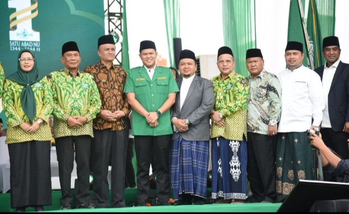 Bupati Tapsel Dolly Pasaribu fhoto bersama dengan peserta tasyakuran satu abad Nahdlatul Ulama (NU) dan silaturahim akbar warga dan kader NU se-Sumatera Utara di lapangan Tanah Merah Ponpes Purba baru Kabupaten Mandailing Natal. (IST)