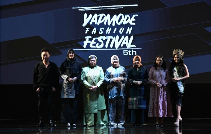 Ketua Dewan Kerajinan Daerah (Dekranasda) Sumatera Utara (Sumut) Nawal Lubis saat menghadiri dan membuka Yapmode Fashion Festival 2023 di  Grand Ballroom Hotel Grand Mercure Medan Jalan Sutomo Nomor 1 Medan, Sabtu (20/5).