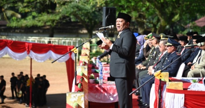 Wali Kota Padangsidempuan Irsan Nasution bertindak sebagai Inspektur Upacara Peringatan Hari Kebangkitan Nasional (Harkitnas) ke-115, di Stadion HM Nurdin Padangsidempuan, Senin (22/5). (IST)