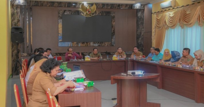 Wali Kota Padangsidempuan Irsan Nasution saat memimpin rapat Organisasi Perangkat Daerah (OPD). (IST)