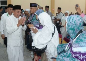 Gubernur Sumatera Utara (Sumut) Edy Rahmayadi melepas keberangkatan jemaah calon haji Kloter I Embarkasi Medan asal Kabupaten Mandailing Natal untuk menunaikan ibadah haji Tahun 2023 di Aula Madinatul Hujjaj Asrama Haji Medan Jalan A H Nasution Medan, Selasa (23/5) malam. (Diskominfo Sumut)
