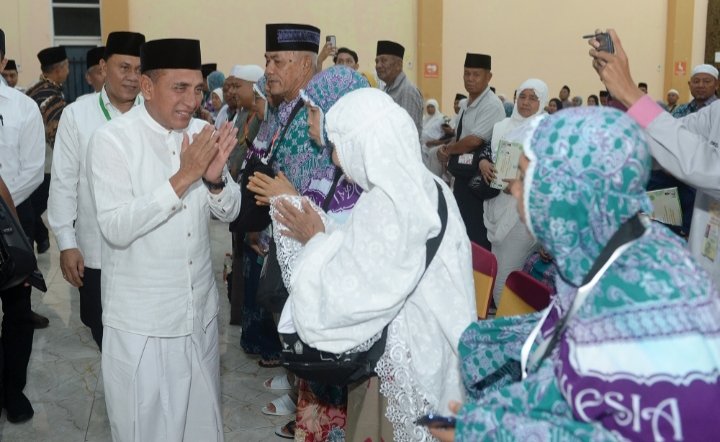 Gubernur Sumatera Utara (Sumut) Edy Rahmayadi melepas keberangkatan jemaah calon haji Kloter I Embarkasi Medan asal Kabupaten Mandailing Natal untuk menunaikan ibadah haji Tahun 2023 di Aula Madinatul Hujjaj Asrama Haji Medan Jalan A H Nasution Medan, Selasa (23/5) malam. (Diskominfo Sumut)