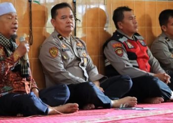 PJU polres Labuhanbatu sedang mendengar tausyah dari Ustad TB Makmur. (IST)