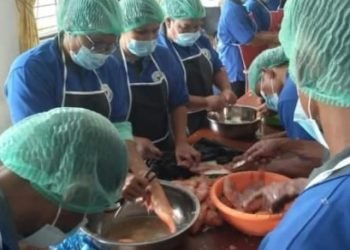 Para kelompok nelayan mendapat pelatihan pengolahan ikan merah.(Suriono Brandoi)