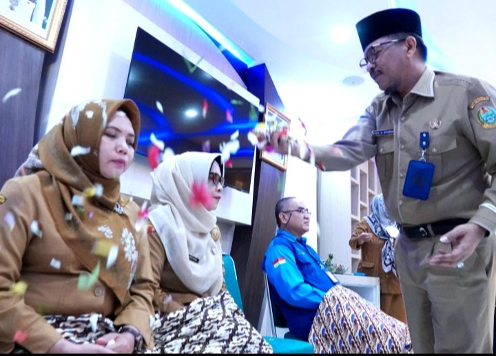 Kepala Dinas Komunikasi dan Informatika (Kominfo) Sumatera Utara (Sumut) Ilyas S Sitorus saat memberi sambutan dalam tepung tawar haji yang digelar di Aula Transparansi Dinas Kominfo Sumut, Jalan HM Saind Nomor 27 Medan, Senin (29/5).  (DISKOMINFO SUMUT)