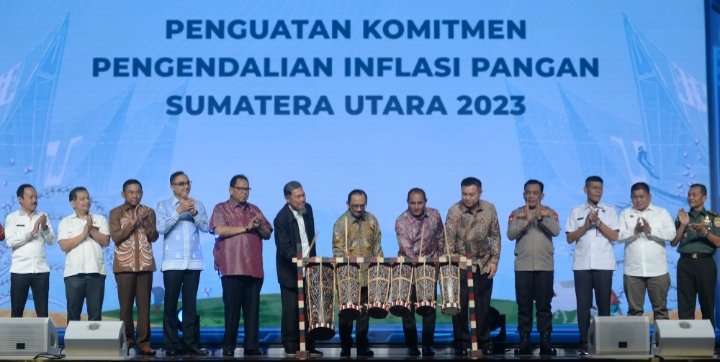 Gubernur Sumatera Utara Edy Rahmayadi beserta Forkopimda Provinsi Sumut menghadiri dan memberi sambutan pada acara Gerakan Nasional Pengendalian Inflasi Pangan yang dilaksanakan di Aula Raja Inal Siregar lantai 2 Kantor Gubernur Sumut Jalan Diponegoro Nomor 30 Medan. Rabu (31/5). (Diskominfo Sumut)
