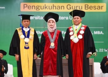 Rektor USU Prof Dr Muryanto Amin SSos MSi seusai mengukuhkan Guru Besar Tetap USU foto bersama dengan Prof Dr Khaira Amalia Fachrudin di Medan, Senin (22/5/2023).