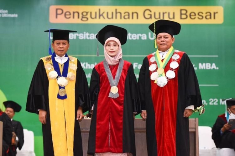 Rektor USU Prof Dr Muryanto Amin SSos MSi seusai mengukuhkan Guru Besar Tetap USU foto bersama dengan Prof Dr Khaira Amalia Fachrudin di Medan, Senin (22/5/2023).