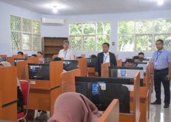 Rektor Unimed Prof Dr Syamsul Gultom SKm MKes meninjau pelaksanaan UTBK-SNBT di Unimed.
