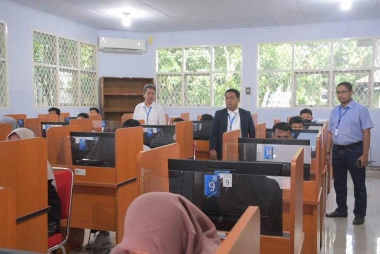 Rektor Unimed Prof Dr Syamsul Gultom SKm MKes meninjau pelaksanaan UTBK-SNBT di Unimed.