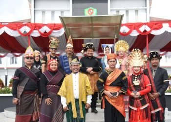 Bupati Tapsel Dolly Pasaribu mengenakan pakaian adat Batak Angkola foto bersama dengan peserta upacara Hardiknas. (IST)