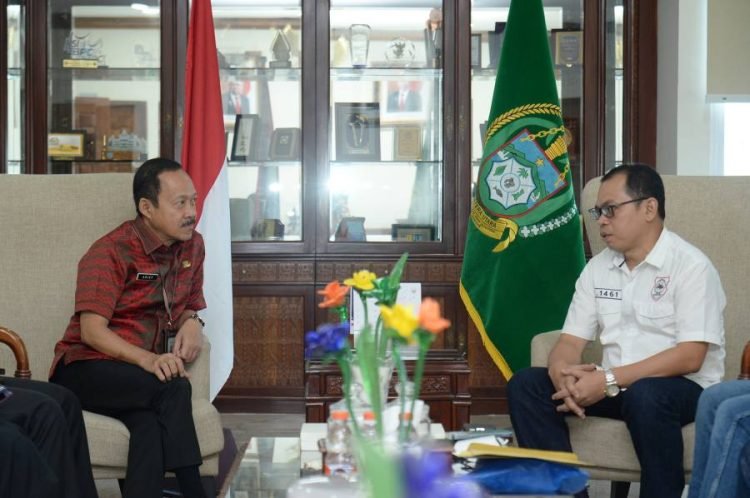 Sekretaris Daerah Provinsi Sumatera Utara (Sumut) Arief S Trinugroho menerima audiensi sekaligus bersilaturahmi dengan pengurus Toyota Fortuner Club Indonesia di Ruang Kerja Lantai 9 Gedung Kantor Gubernur Sumut Jalan Diponegoro Nomor 30 Medan, Kamis (11/5). (Diskominfo)