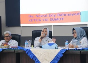 Ketua Yayasan Kanker Indonesia (YKI) Provinsi Sumatera Utara Nawal Lubis melantik Ketua Yayasan Kanker Indonesia Kota Pematangsiantar Kusma Erizal Ginting dan pengurus, didahului pengukuhan Bunda Pendidikan Anak Usia Dini (PAUD) Kota Pematangsiantar Susanti Dewayani di Balaikota Kantor Walikota Pematangsiantar Jalan Merdeka Nomor 10, Senin (29/5).  (DISKOMINFO SUMUT)