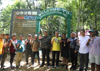 Wakil Gubernur (Wagub) Sumatera Utara (Sumut) Musa Rajekshah mendampingi Menteri Pemuda dan Olahraga Republik Indonesia (Menpora RI) Dito Ariotedjo menjajal trek Bukit Lawang Orangutan Trail (BLOT) 2023. (DISKOMINFO SUMUT)
