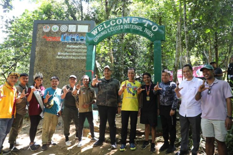 Wakil Gubernur (Wagub) Sumatera Utara (Sumut) Musa Rajekshah mendampingi Menteri Pemuda dan Olahraga Republik Indonesia (Menpora RI) Dito Ariotedjo menjajal trek Bukit Lawang Orangutan Trail (BLOT) 2023. (DISKOMINFO SUMUT)