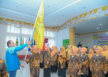 Wali Kota Padangsidempuan Irsan Nasution saat menyerahkan bendera GOW pada Ketua GOW Padangsidempuan Hj.Lenny Suryani Nasution. (IST)
