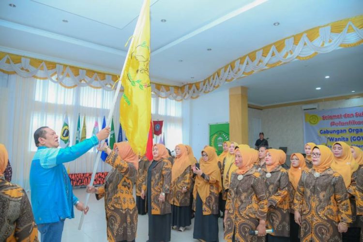 Wali Kota Padangsidempuan Irsan Nasution saat menyerahkan bendera GOW pada Ketua GOW Padangsidempuan Hj.Lenny Suryani Nasution. (IST)