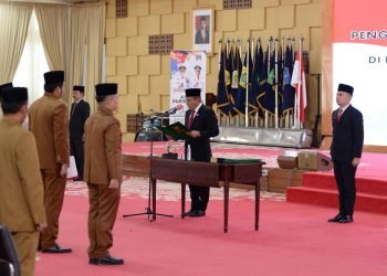 Gubernur Sumatera Utara (Sumut) Edy Rahmayadi didampingi Sekretaris Daerah Provinsi Sumut Arief S Trinugroho melantik sejumlah pejabat administrator (eselon III) dan pejabat pengawas (eselon IV) di lingkungan Pemerintah Provinsi Sumut, Kamis (25/5), di Aula Tengku Rizal Nurdin Jalan Jenderal Sudirman Nomor 41 Medan. (Diskominfo Sumut)