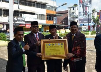 Piagam Penghargaan diterima Walikota Padangsidempuan  Irsan Efendi Nasution, sebagai Tokoh Pendidikan di Kota Padangsidempuan pada Peringatan Hardiknas 2023. (IST)