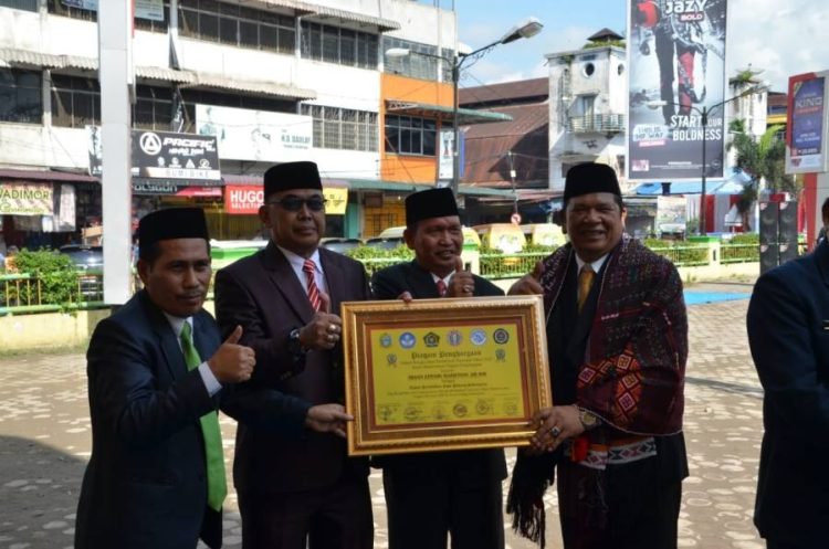 Piagam Penghargaan diterima Walikota Padangsidempuan  Irsan Efendi Nasution, sebagai Tokoh Pendidikan di Kota Padangsidempuan pada Peringatan Hardiknas 2023. (IST)