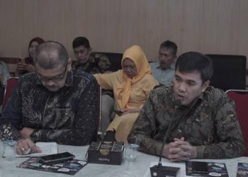 Direktur Utama (Dirut) PT Pembangunan Prasarana Sumatera Utara (PPSU) Refli Yuner saat jumpa pers di Ruang Rapat 3 Lantai 2 Kantor Gubernur Sumut, Jalan Pangeran Diponegoro Nomor 30 Medan, Kamis (11/5). (DISKOMINFO SUMUT)